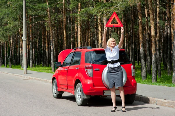 Blonde and broken car — Stock Photo, Image
