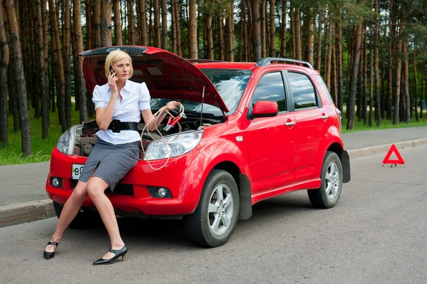 Blonde and broken car — Stock Photo, Image