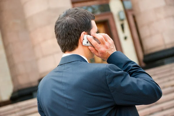Молодий бізнесмен телефонує на мобільний — стокове фото