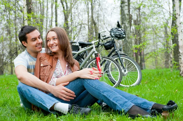 Giovane coppia a riposo in un parco — Foto Stock
