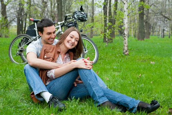Parkta oturan genç bir çift — Stok fotoğraf