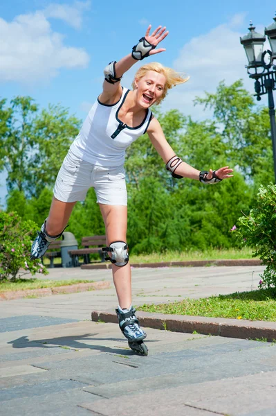 Menina de patinação no parque — Fotografia de Stock