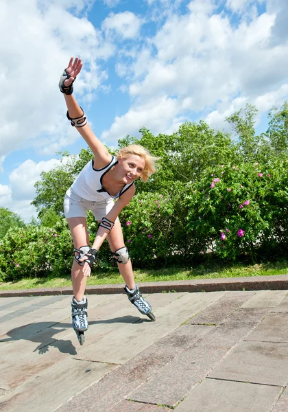 公園でスケートの女の子 — ストック写真