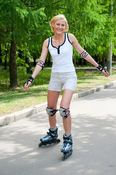 Jente-rulleskøyter i parken – stockfoto