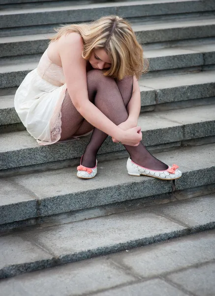 Triest eenzaam meisje zit — Stockfoto