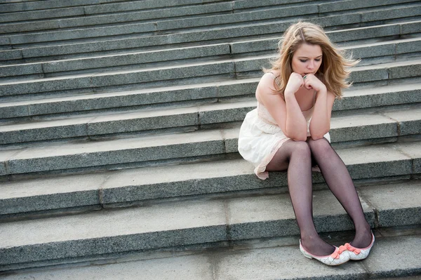 Triste menina solitária sentado — Fotografia de Stock