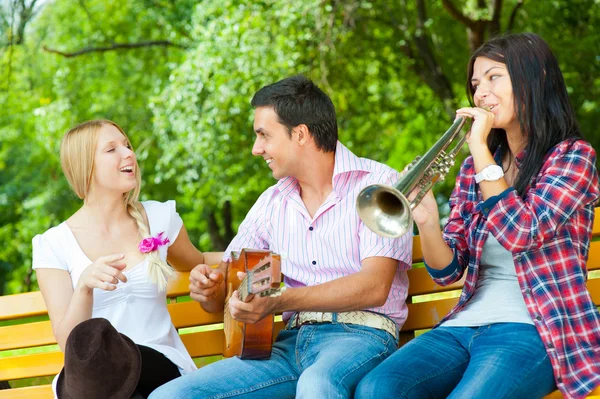 Mladí přátelé hrát na kytaru a trubku — Stock fotografie