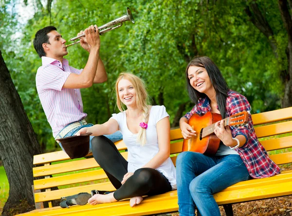 Young friends play the guitar and trumpet — Stock Photo, Image