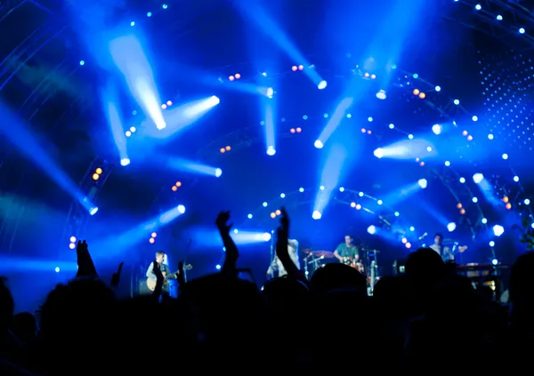 Multidão de fãs num concerto — Fotografia de Stock