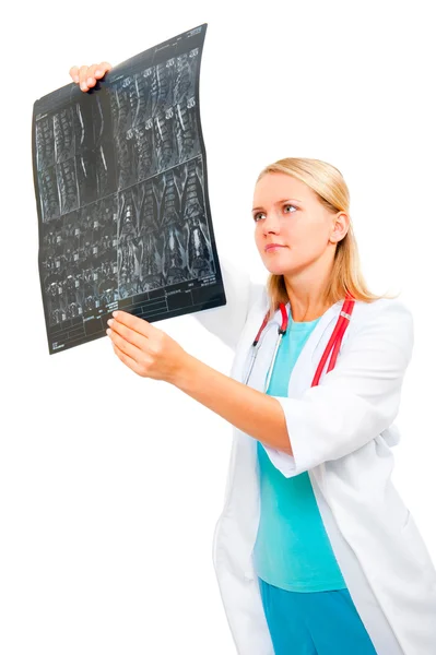 Молодой врач осматривает рентгеновское изображение — стоковое фото