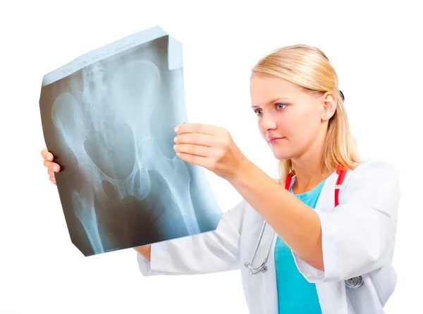 Fiatal orvos megvizsgálja egy röntgenkép — Stock Fotó