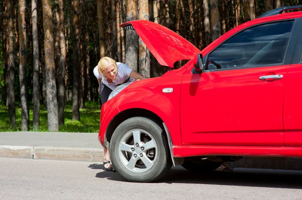 Blond och trasiga bil — Stockfoto