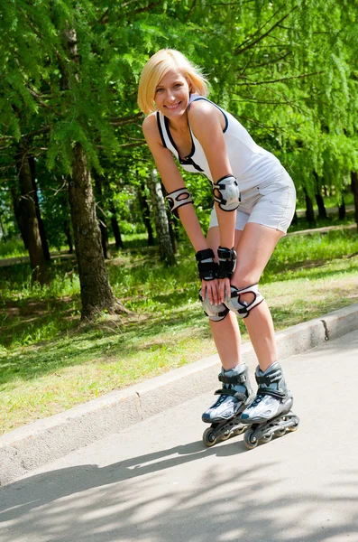 Girl roller-skating in the park — Stock Photo, Image