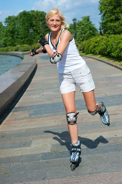 Menina de patinação no parque — Fotografia de Stock