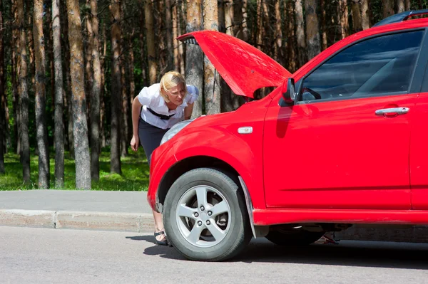 Blondýnka a rozbité auto — Stock fotografie