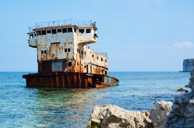 paslı batık gemi deniz kayaların arasındaki