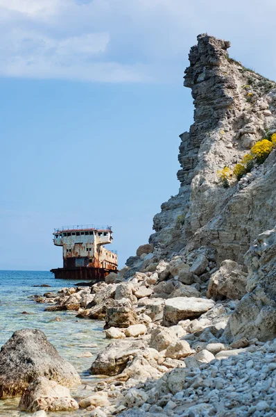 paslı batık gemi deniz kayaların arasındaki