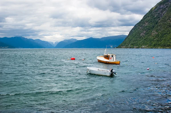 Boats moored at the bay of Sognefjord — Stock Photo, Image