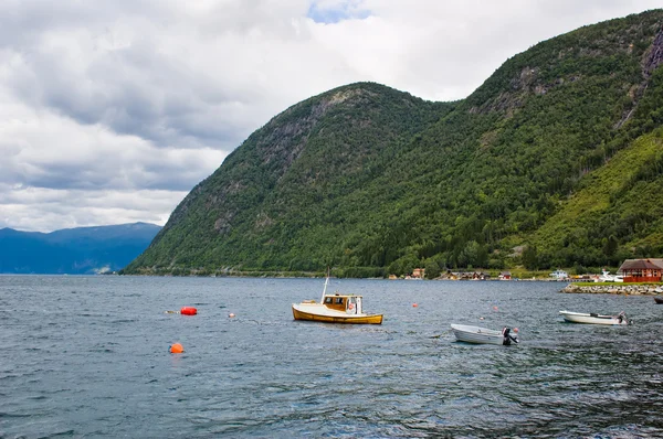 Boats moored at the bay of Sognefjord — Stock Photo, Image