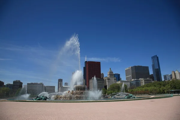芝加哥的天际线和喷泉 — 图库照片