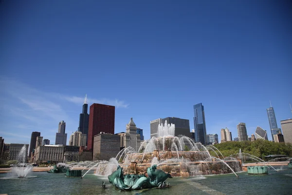 Chicagoer Skyline und Buckingham-Brunnen — Stockfoto