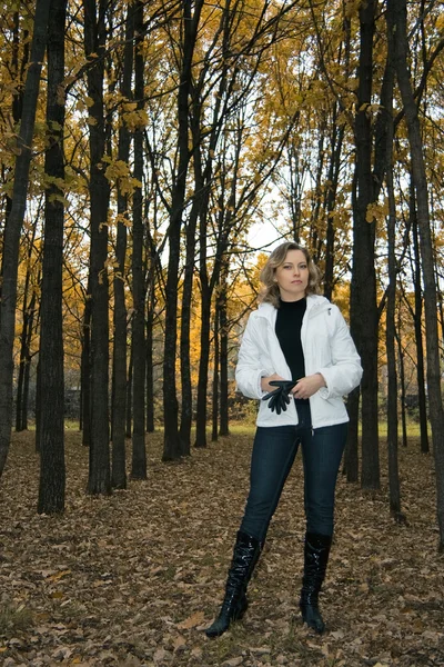 Katy in herfst park — Stockfoto