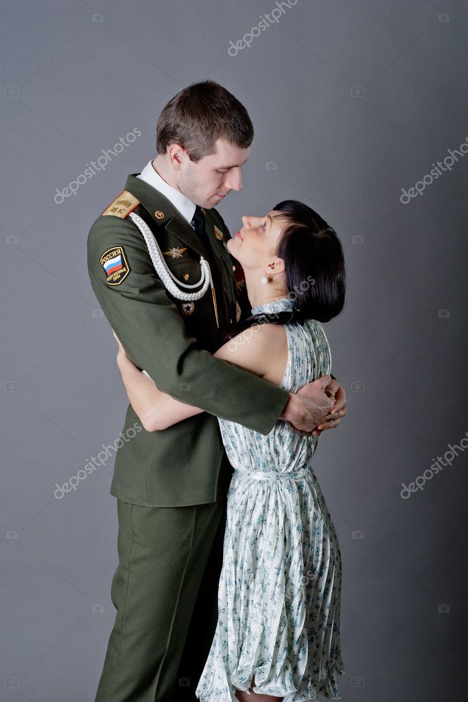 Солдат держит фото девушки в руках