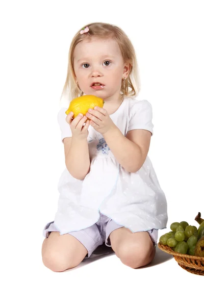 Criança bonito com frutas — Fotografia de Stock