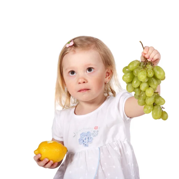 Ребёнок с фруктами — стоковое фото