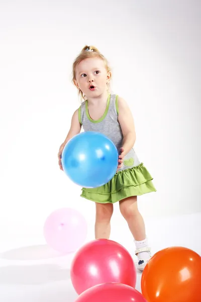 Дитина з повітряними кульками — стокове фото