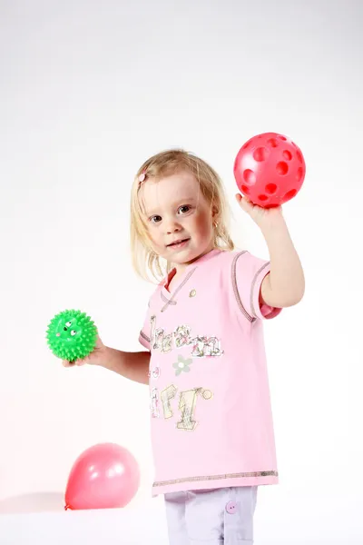 Flicka med bollar — Stockfoto
