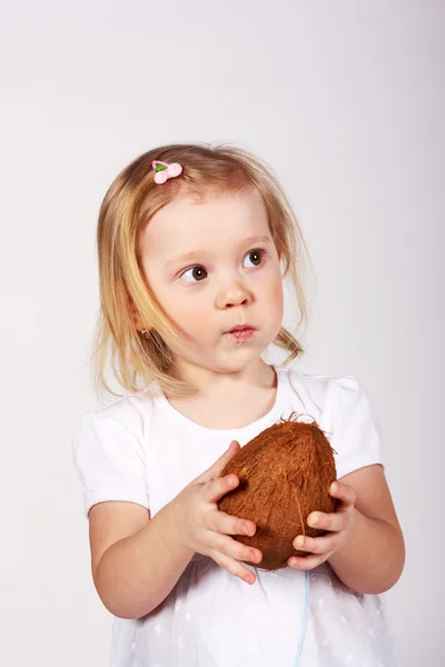 Baby med kokos — Stockfoto