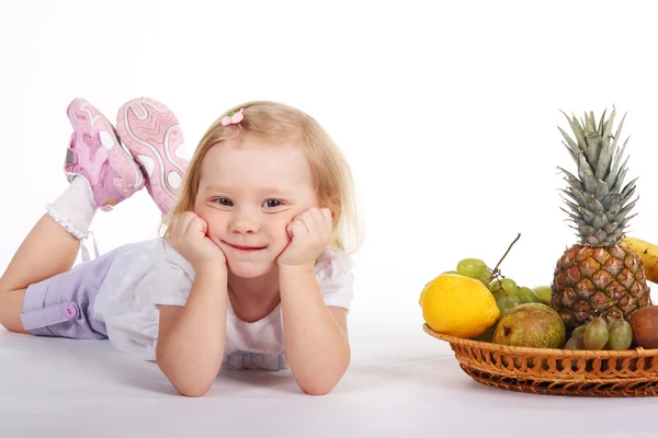 Criança e frutas — Fotografia de Stock