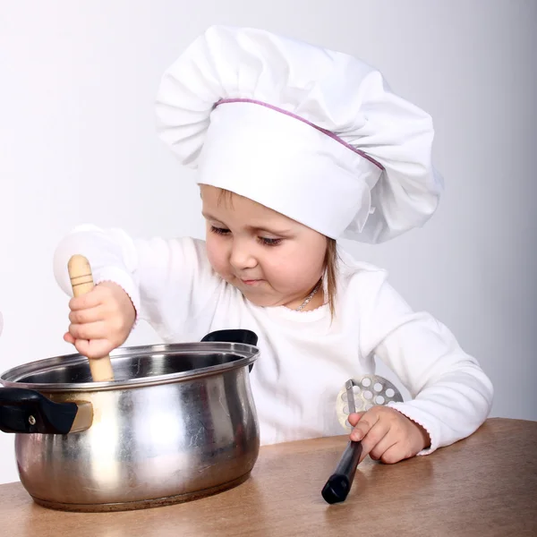 Weinig kok met een pan — Stockfoto