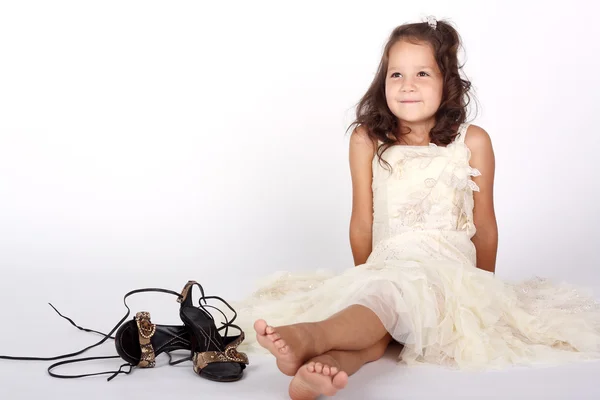 Маленька дівчинка і материнське взуття — стокове фото