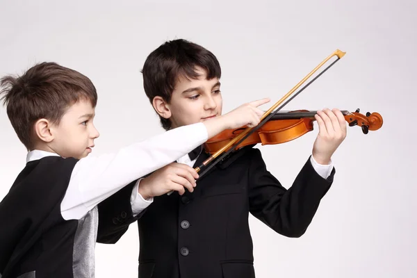 Мальчики и скрипка — стоковое фото