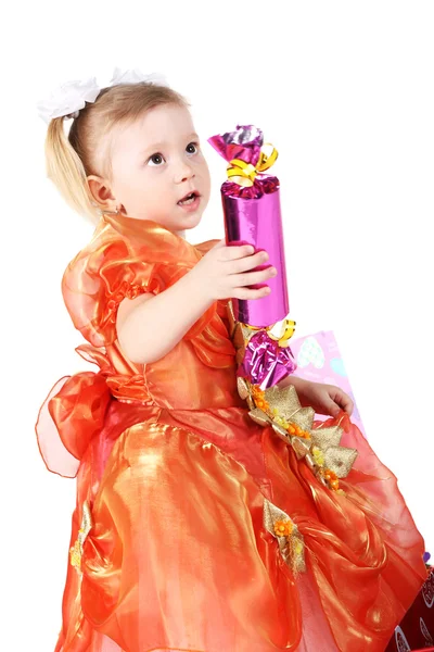 Kind mit dem Geschenk — Stockfoto