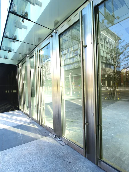 Transparante deur en zonlicht — Stockfoto