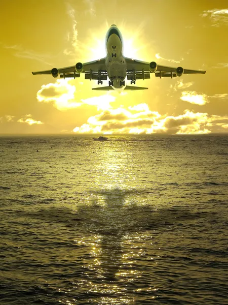 Zonsondergang en vliegtuig — Stockfoto