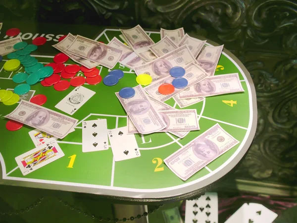 Mise d'argent et poker — Photo