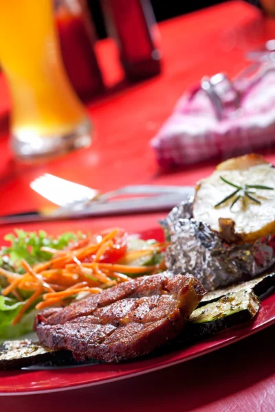 Filete de cerdo a la parrilla en un plato al aire libre — Foto de Stock