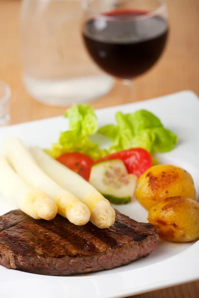 White asparagus on an steak — Stock Photo, Image
