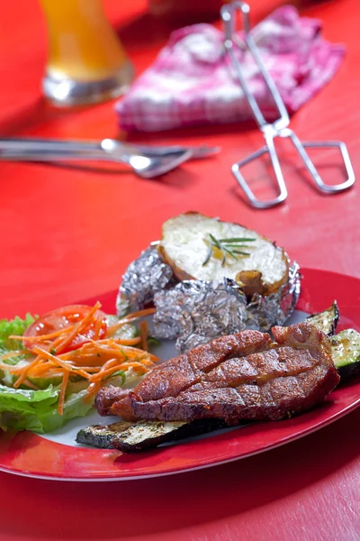 Grillezett sertés steak egy lemezt a szabadban — Stock Fotó