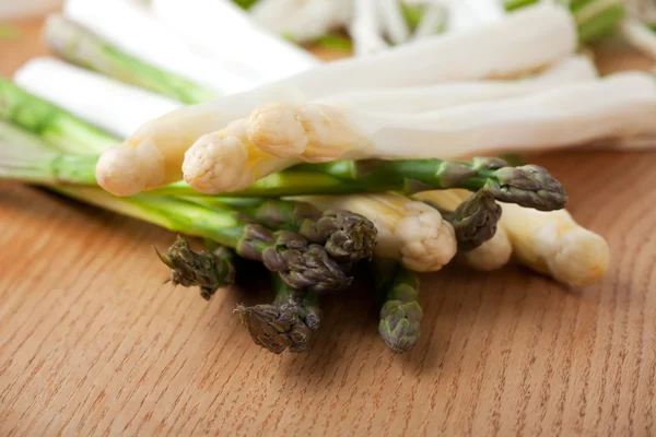 Raw white and green asparagus on an oak table — Stock Photo, Image