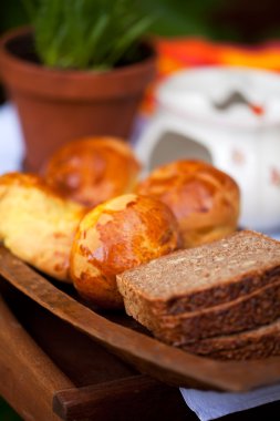 ahşap plaka ekmek dilimleri