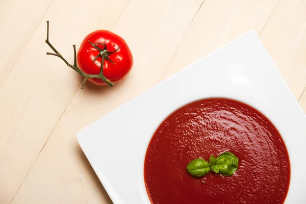 Primer plano de la sopa de tomate fresco —  Fotos de Stock