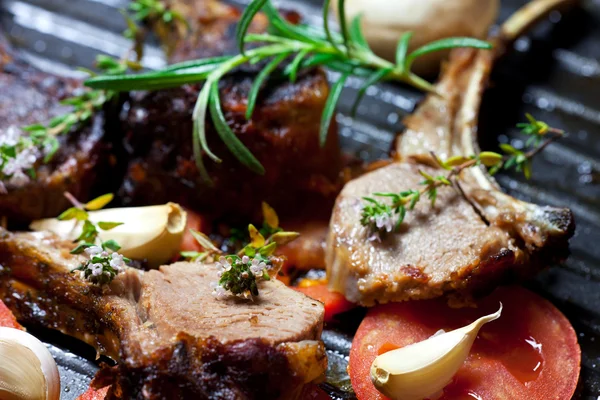 Geroosterde lamb chop in een pan met groenten — Stockfoto