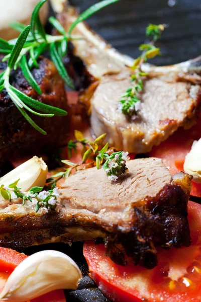 Roasted lamb chop in a pan with vegetables — Stock Photo, Image