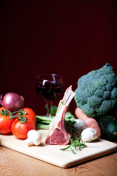 Raw lamb meat and assorted vegetables — Stock Photo, Image