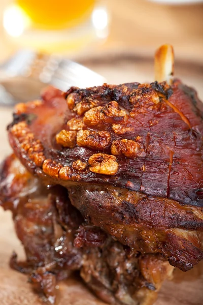 Detalhe de um prato de porco assado bávaro — Fotografia de Stock